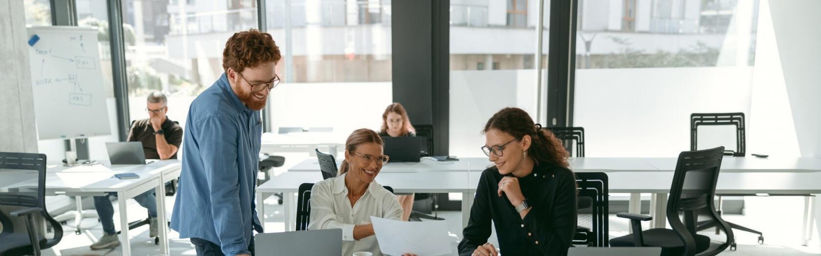 Equipo revisando resultados de clasificación de gastos